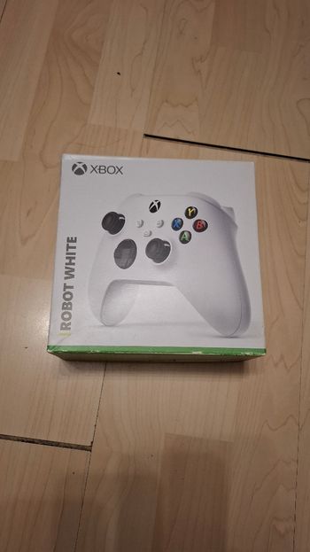 Xbox One S + Robot White Pultelis