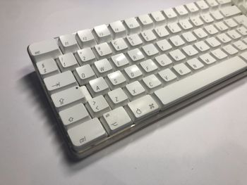 Redeem Genuine Apple A1016 Wireless Bluetooth White Full Size Keyboard