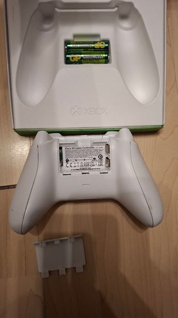 Xbox One S + Robot White Pultelis