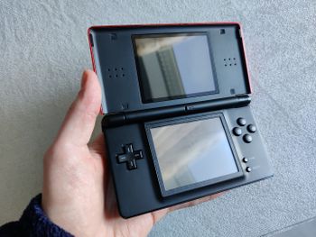 Redeem Nintendo DS Lite rojo dragón 