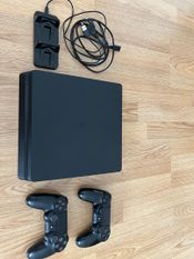  PlayStation 4 Slim 500 GB + 2 pulteliai + krovimo stotelė Parduodu puikiai veikiančią PlayStation 4 Slim (500 GB) konsolę, idealiai tinkančią tiek vienam žaidėjui, tiek žaisti dviese!