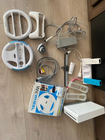 Parduodu Nintendo Wii konsolę su priedais – atrišta + 32GB USB