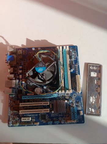 Gigabyte GA-H67MA-D2H Intel H67 Micro ATX DDR3 LGA1155 2 x PCI-E x16 Slots Motherboard