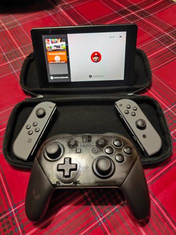 Nintendo Switch (v1 2017 moddable) + Mando Pro + Funda oficial
