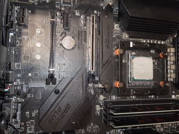 MSI MPG B550 GAMING PLUS AMD B550 ATX DDR4 AM4 2 x PCI-E x16 Slots Motherboard