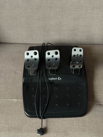 Logitech G29 vairas su pedalais