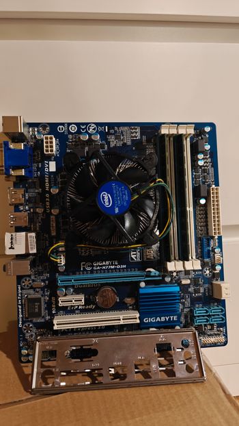 Gigabyte GA-H77M-D3H Intel H77 Micro ATX DDR3 LGA1155 2 x PCI-E x16 Slots Motherboard