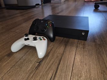 Xbox One X console su 2 pulteliais, pakrovimo stationu ir žaidimais