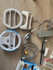 Parduodu Nintendo Wii konsolę su priedais – atrišta + 32GB USB