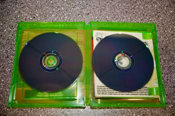 Xbox Series X 1TB + 2 Red Dead Redemption žaidimai (diskai, dėžės)