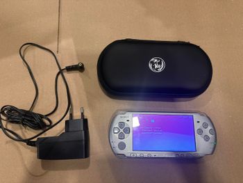 Sony PSP 3000 sidabrinis Silver 128Gb kortelė, dėklas