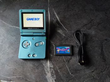 Gameboy Advance SP AGS-101 su žaidimu