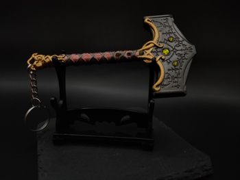 God Of War Thor Hammer Mjölnir pakabukas su stovu