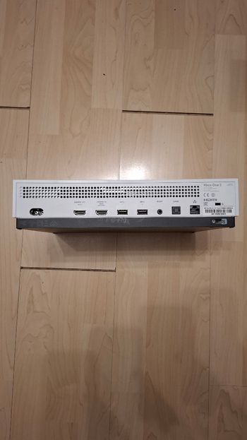 Redeem Xbox One S + Robot White Pultelis