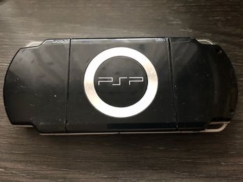 Playstation PSP 2004 su žaidimu