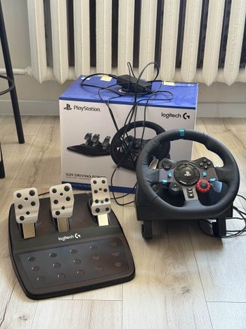 Logitech G29 vairas su pedalais