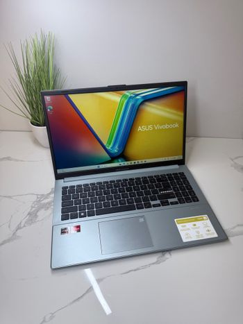 Asus Vivobook Go15 Ryzen5 7520u 16gb RAM 512gb SSD 