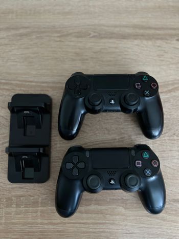  PlayStation 4 Slim 500 GB + 2 pulteliai + krovimo stotelė Parduodu puikiai veikiančią PlayStation 4 Slim (500 GB) konsolę, idealiai tinkančią tiek vienam žaidėjui, tiek žaisti dviese!