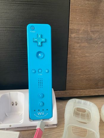 Parduodu Nintendo Wii konsolę su priedais – atrišta + 32GB USB for sale