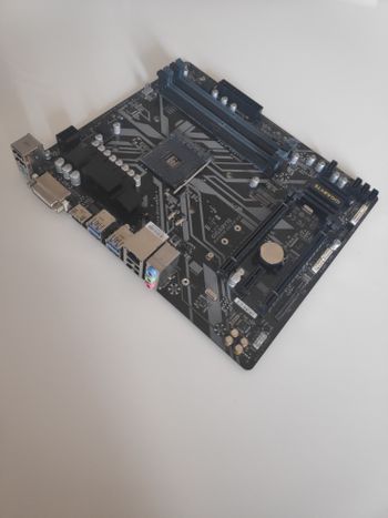 Gigabyte B450M DS3H V2 AMD B450 Micro ATX DDR4 AM4 2 x PCI-E x16 Slots Motherboard