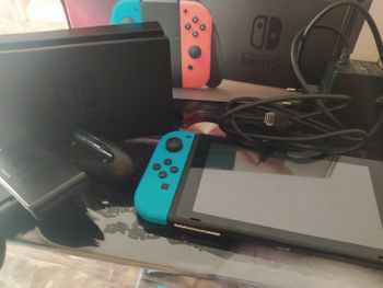 Nintendo Switch + 3 juegos + estuche