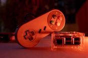Redeem Naujas Raspberry Pi 3B pilnai sukomplektuotas su pultu ir virš 700 SNES žaidimų!