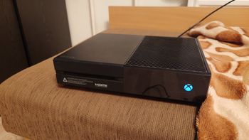 xbox one 500GB/JUODAS/+juodas 1 pultelis