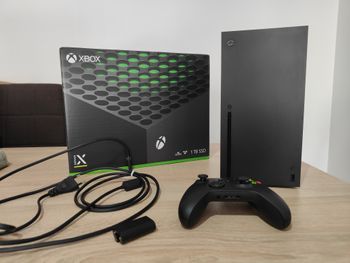 Xbox Series X 1TB y mando con batería original. 