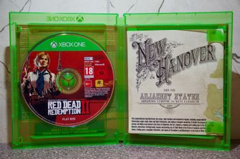 Xbox Series X 1TB + 2 Red Dead Redemption žaidimai (diskai, dėžės)