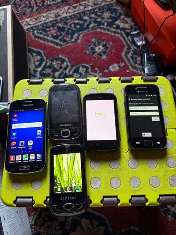 Įvairūs veikiantys telefonai