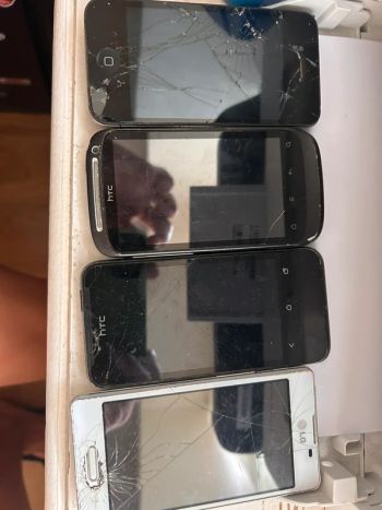 4 telefonai: sudaužytas ekranas, nežinoma būklė