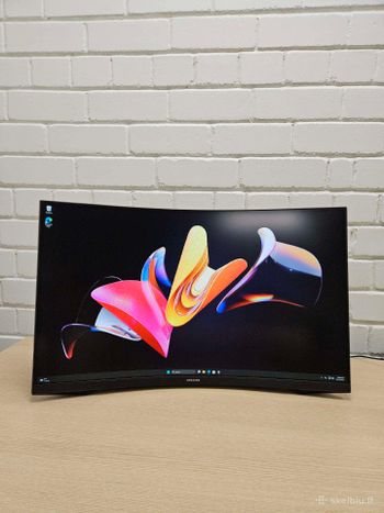 Samsung Odyssey G55C 32" QHD 165 Hz VA Curved Gaming Monitor