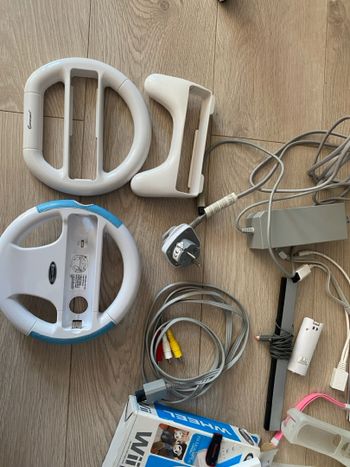 Parduodu Nintendo Wii konsolę su priedais – atrišta + 32GB USB