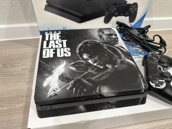 PS4 Slim žaidimų konsolė