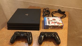 PlayStation 4 Pro 1TB su žaidimais