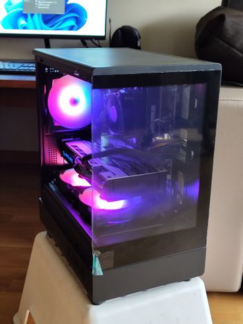 Naujas korpusas "akvariumas"+3 ventiliatoriai RGB TIK KORPUSAS!!!