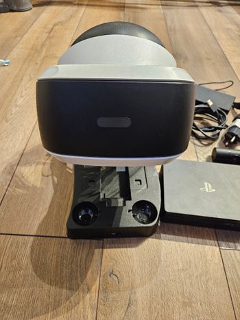 VR akiniai su lazdelėmis ir žaidimu