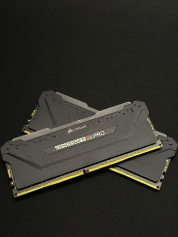 Corsair Vengeance RGB Pro 16 GB (2 x 8 GB) DDR4-3200 Black PC RAM