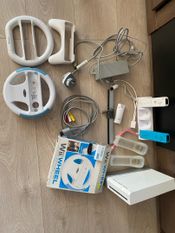 Parduodu Nintendo Wii konsolę su priedais – atrišta + 32GB USB
