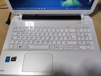 Portátil Toshiba Satellite L50-B con Intel i5, gráfica dedicada AMD r7 con 2GB, memoria 16GB