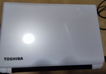 Portátil Toshiba Satellite L50-B con Intel i5, gráfica dedicada AMD r7 con 2GB, memoria 16GB