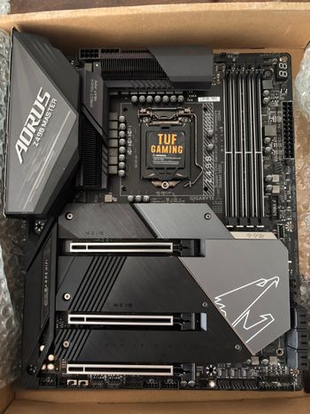 Gigabyte Z490 AORUS MASTER Intel Z490 ATX DDR4 LGA1200 3 x PCI-E x16 Slots Motherboard