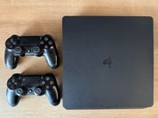 Playstation 4 su kontroleriais ir žaidimais