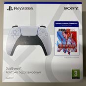 Playstation 5 DualSense pultelis su NBA 22k Bundle