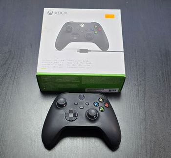 Juodas Xbox Series S X pultelis su dėžute