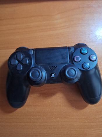 Juodas playstation 4 pultas, pultelis