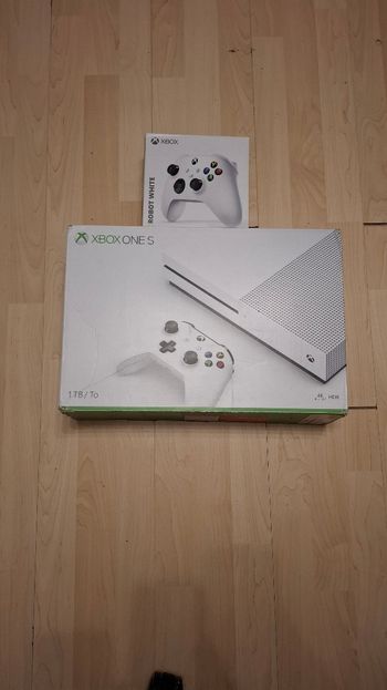 Xbox One S + Robot White Pultelis