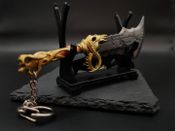 God Of War Blade Of Chaos pakabukas su stovu