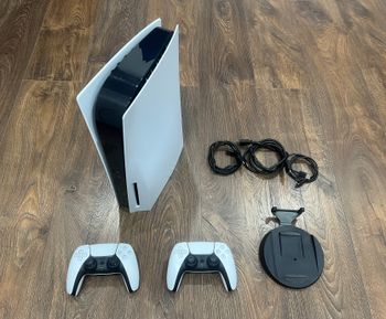 Playstation 5, Black & White, 825gb Su CD,2 pultaiPlaystation 5, Black & White, 